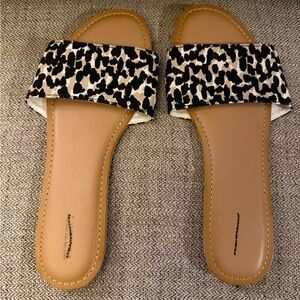 Old Navy Black and Tan Leopard Print Sandals